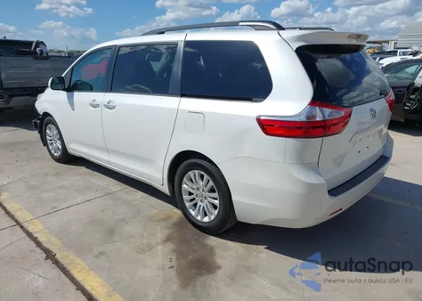 2015 Toyota Sienna Xle 8 Passenger z USA, uszkodzony, nr VIN 5TDYK3DC3FS549992